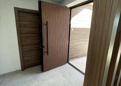 Instalación de puerta de palillería a medida