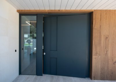 Instalación de puerta de acceso en forja fundida a medida en vivienda unifamiliar