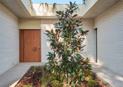 Instalación de puerta acorazada pivotante modelo KESO