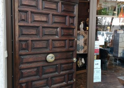 Puerta acorazada con restauración de puerta antigua