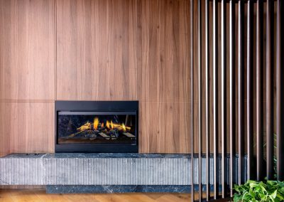 Revestimiento interior de diseño con madera, piedra natural y geometría curva